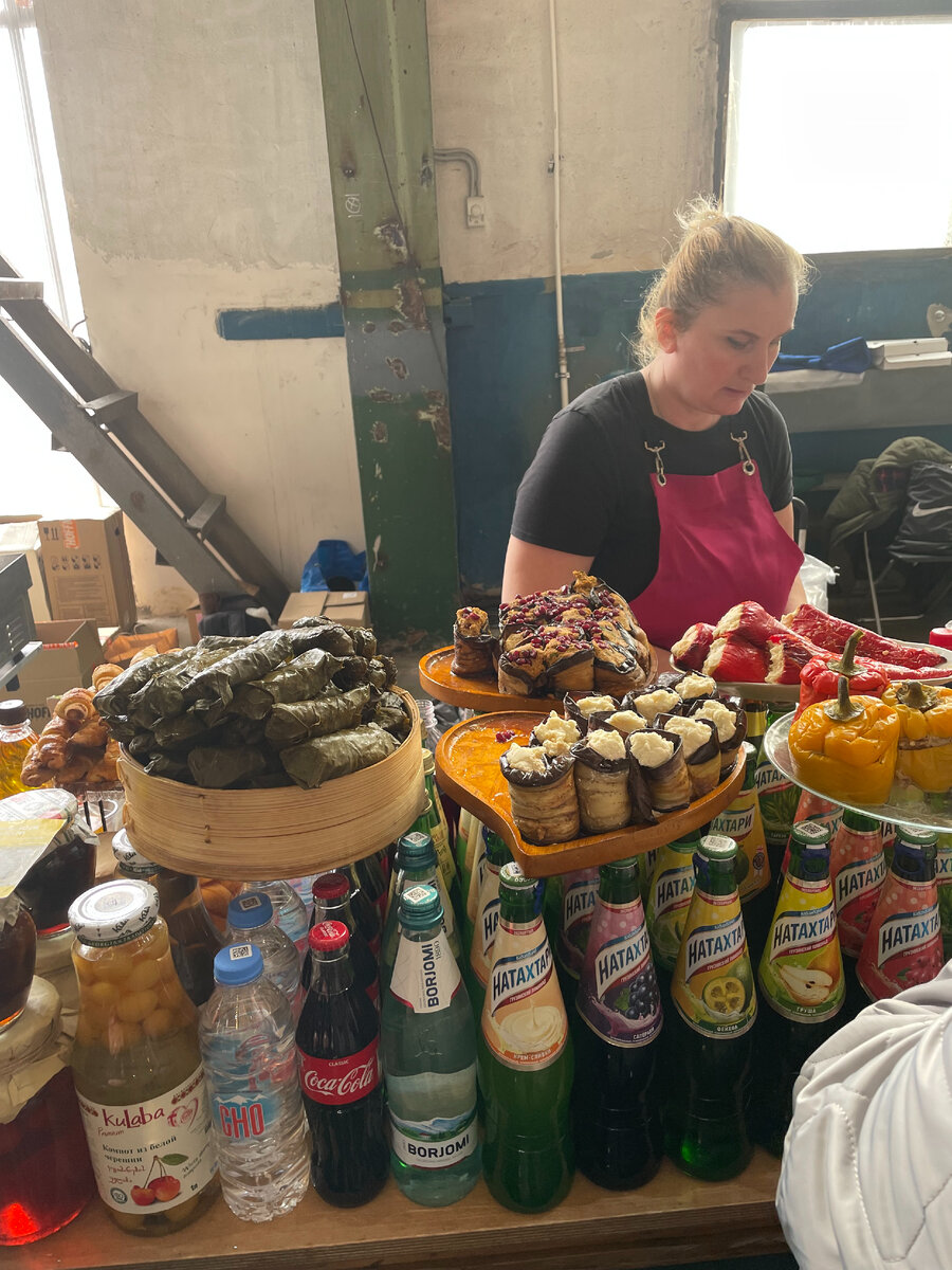 эта грузинка постоянно продает готовую еду, консервы, вино. Все очень вкусно, но очень дорого - мы с Женей купили по 0.5 вина, оно стоит по 650 рублей.
