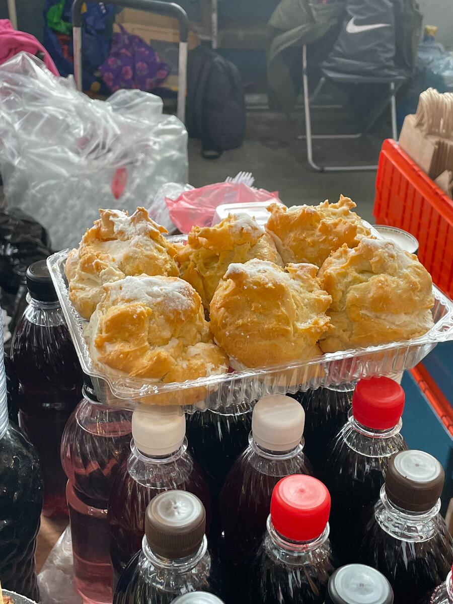 у нее домашние пирожные с заварным кремом - я хотеля взять, но Женя сказала чтобы я не брала - мы худеем((((