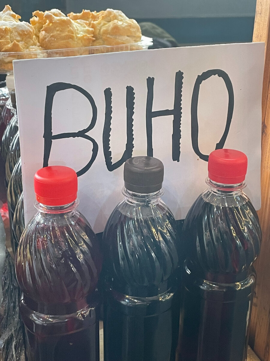 вино красное сухое и полусухое - за поллитра 650 рублей. Очень дорого.