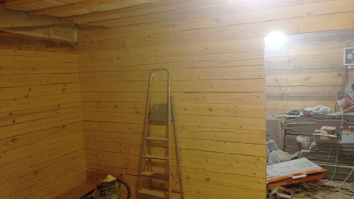 Шлифую стены перед покраской. Для данной работы приобрел УШМ Deko DKAG1250, недорогая он надежная вещь, покупал в Леруа Мерлен, Есть и Шлифмашина эксцентриковая, и ленточная шлифмашина(ТАНК), но ими очень долго и после них еще день руки вибрируют, а вот УШМ + лепистковые круги просто супер.