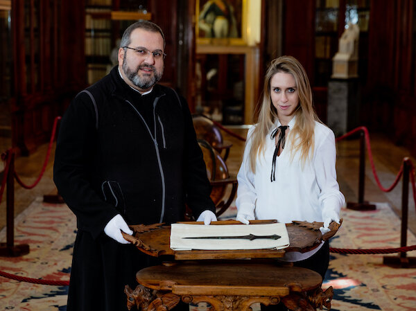 Виттория Далл'Армеллина и отец Серафин Джамурлян помогавший девушке в восстановлении истории древнего меча