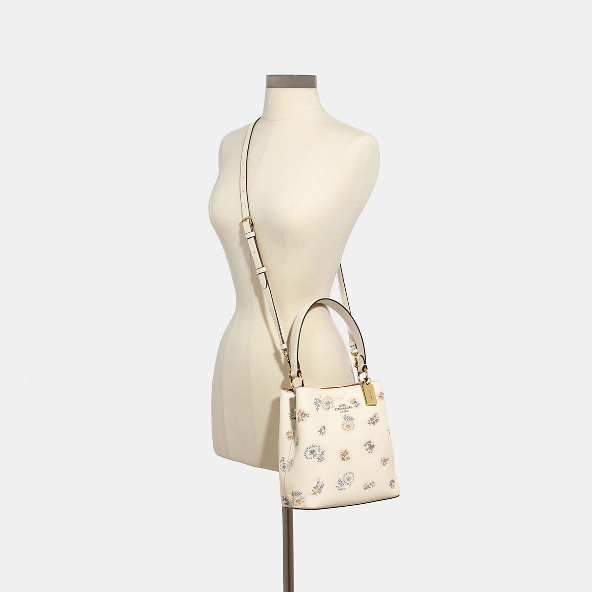 Сумка Coach Small Town Bucket Bag With Dandelion Floral Print - Im/Chalk Light Saddle на сайте coach-disconts.ru