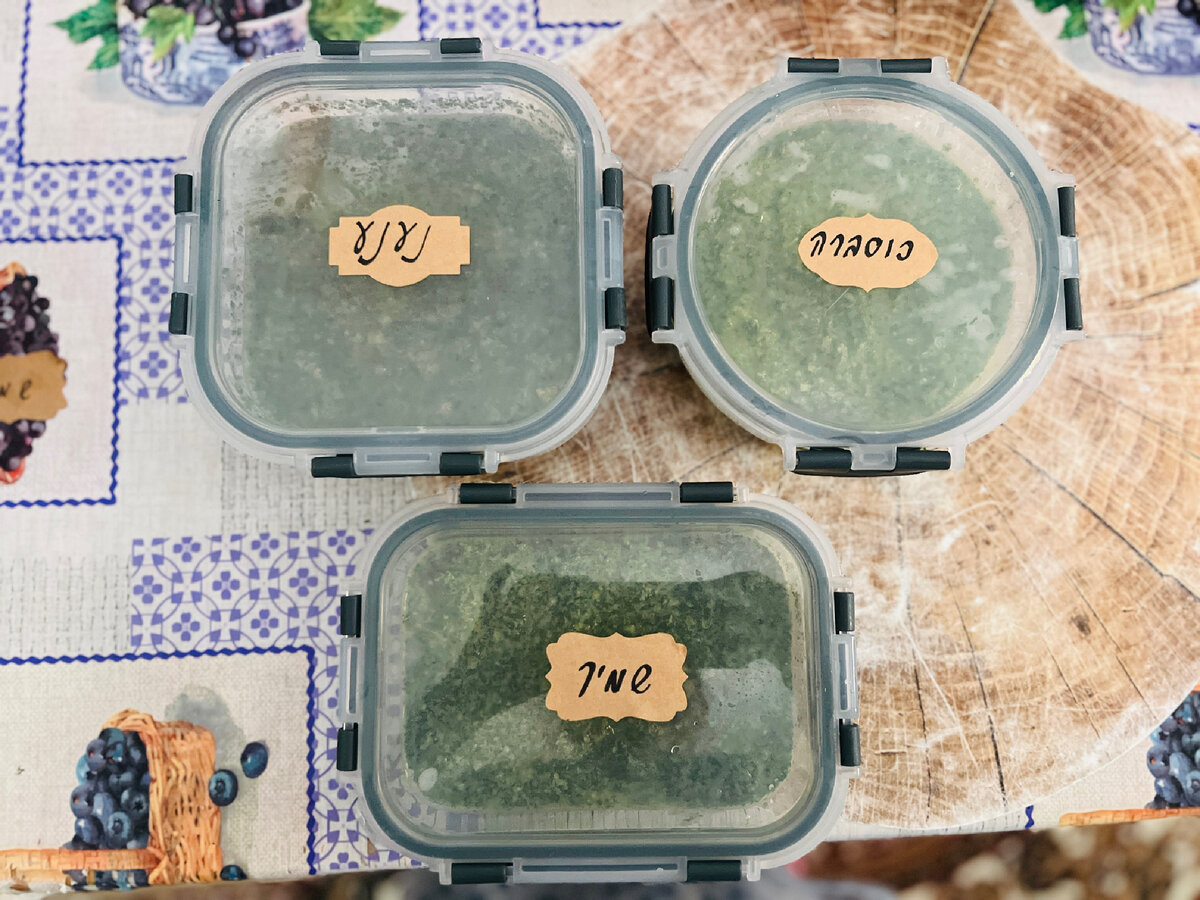 Готовые коробочки и баночки я храню в холодильнике. 