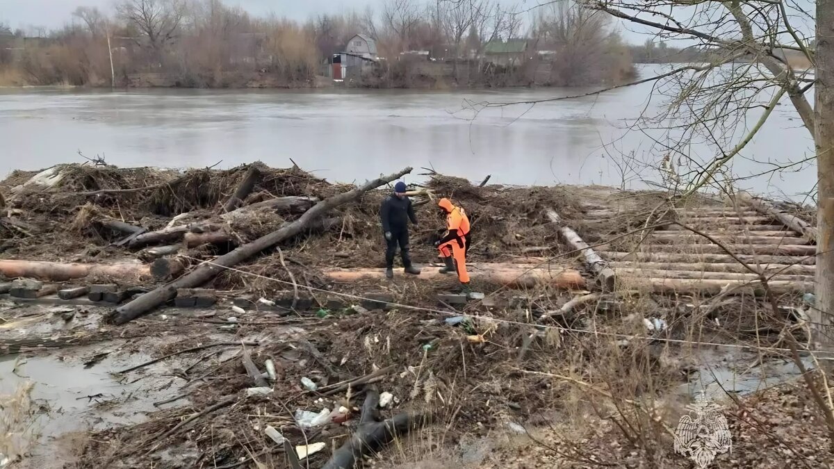     В Курганской области снесло деревянный мост и течением понесло к Кургану. Это создавало риск затора. Спасатели вовремя выловили сооружение. Мост разберут и вывезут.