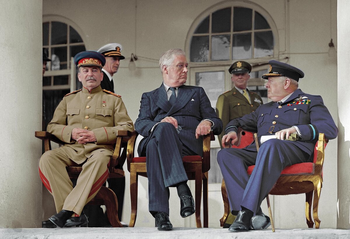 Лидеры "Большой тройки" на фоне советского посольства в Тегеране