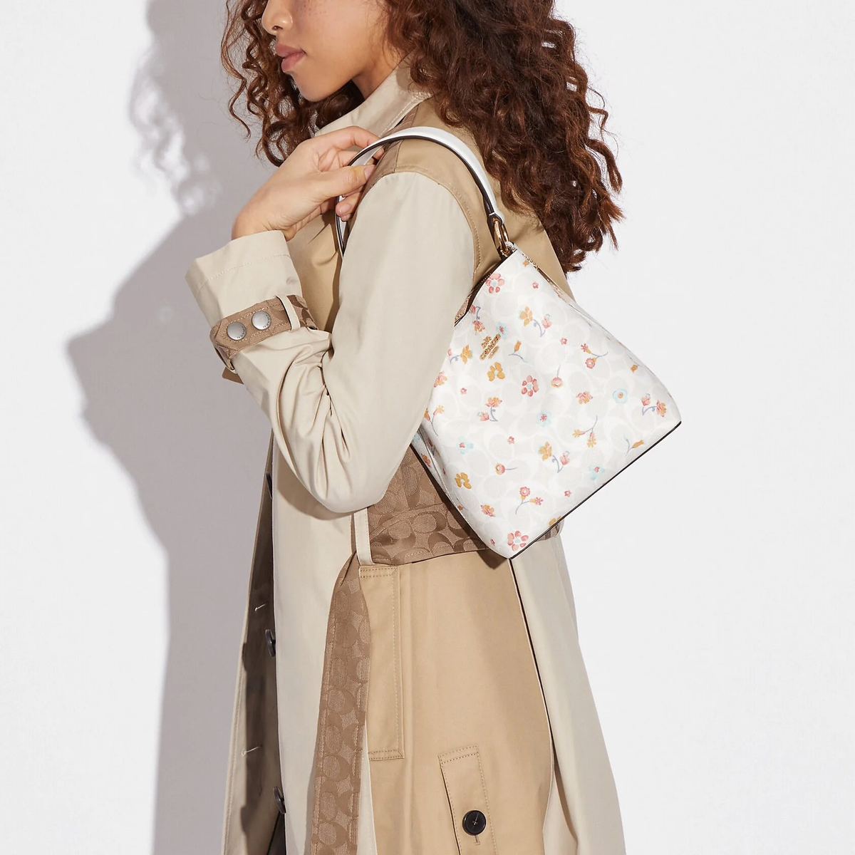 Сумка Coach Small Town Bucket Bag In Signature Canvas With Mystical Floral Print - Gold/Chalk Multi на сайте coach-disconts.ru 