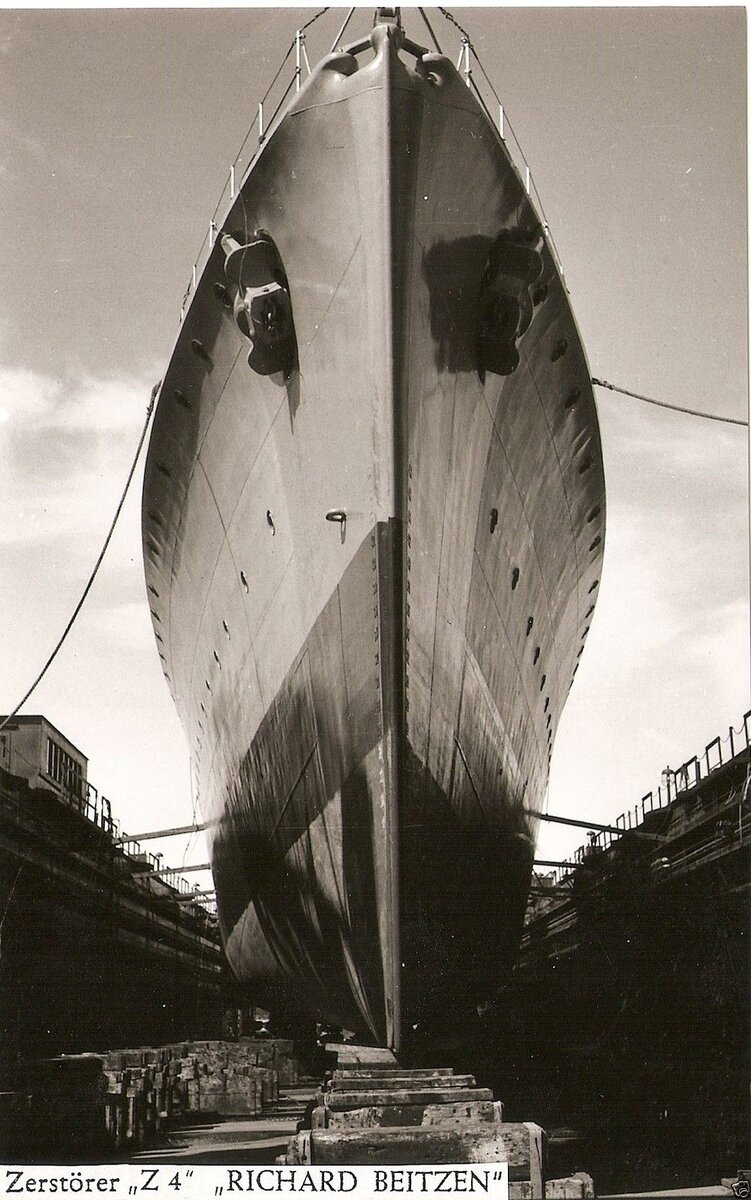 Эсминец Z-4 "Рихард Байтцен" в доке