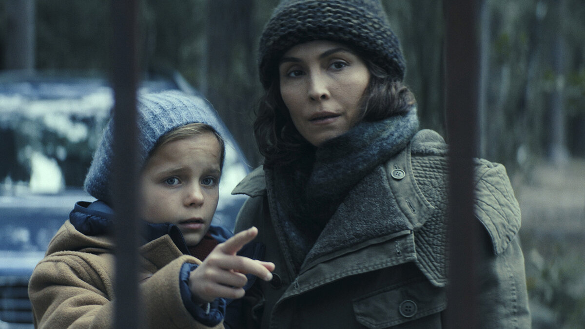 Этот интригующий, но слегка недооценённый научно-фантастический сериал имеет нелинейное повествование, поэтому смотреть его нужно очень внимательно, чтобы потом не жаловаться на невнятный сюжет