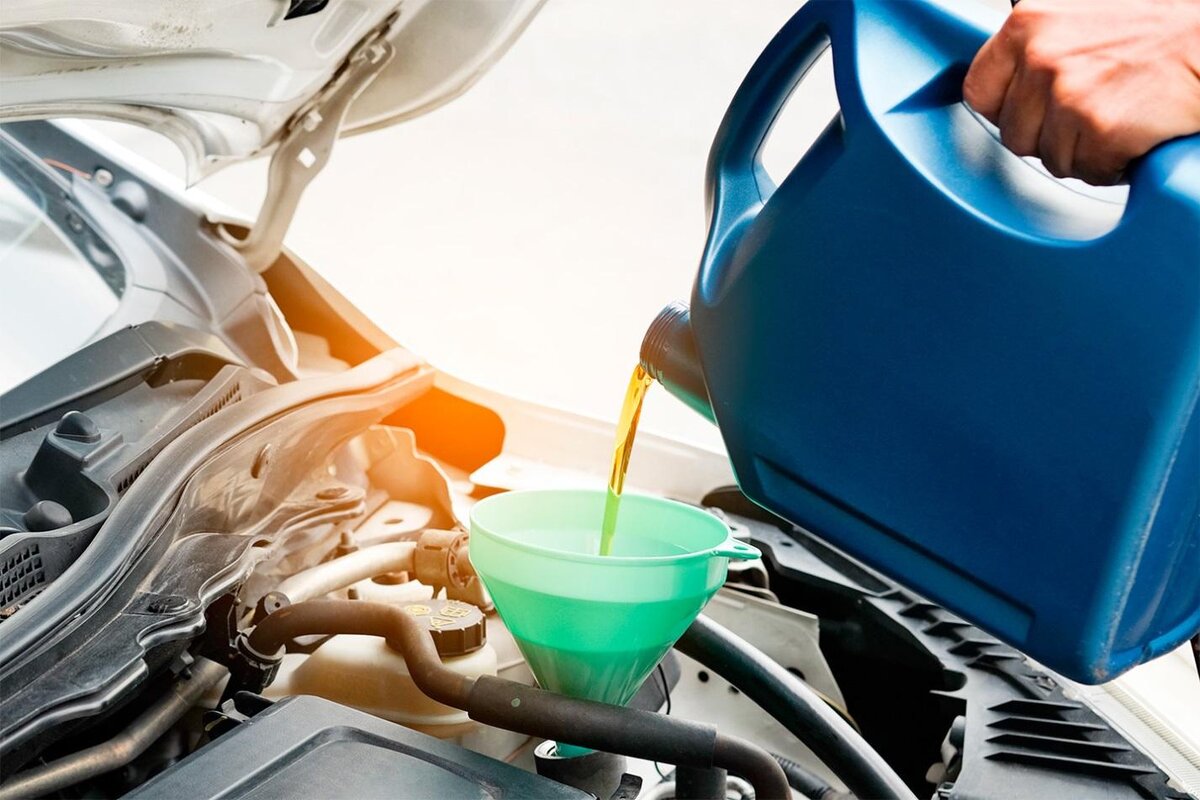 Картинка 2. Водители автомобилей применяют небольшое количество авиационного масла в моторе