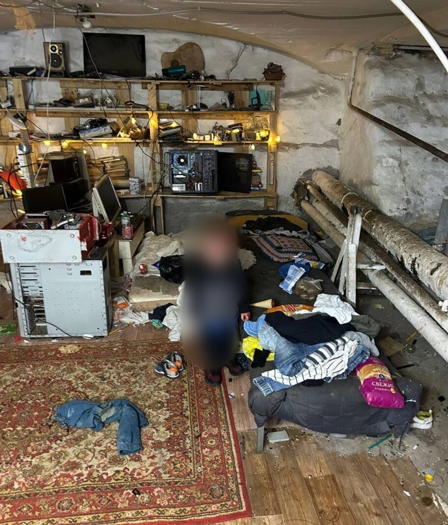 Россиянин Артур Талипов, поселившийся в подвале жилого дома в Санкт-Петербурге с тремя сыновьями в возрасте двух, четырех и шести лет, заявил о слезах из-за разлуки с детьми. 
По словам Талипова, после того как детей забрали, он больше суток провел в полиции. Ключи от подвала ему также пришлось отдать, однако мужчина вернулся на прежнее место жительства через открытое окно. Россиянин утверждает, что на арендодателя, сдавшего ему помещение, давят, чтобы его выгнали на улицу.
Талипов также написал, что виноват, но не хотел отдавать сыновей в детсад «в обмен на свободное время». Он также заверил, что любит детей и скучает по ним. «Вон опять игрушку на полу заметил. Как итог — ком в горле и слезы, как у пятиклассницы», — рассказал мужчина.
Ранее Талипов заявил, что забрал детей от их матери и ее сожителя, так как сыновья жаловались, что их постоянно ругают. По словам мужчины, на большую квартиру у него не было средств, поэтому он решил поселиться в подвале. Он подчеркнул, что покупал малышам игрушки, делал мебель, а также повесил для них доску с алфавитом. Россиянин заверил, что летом собирался переехать и выразил надежду вернуть сыновей. Что же теперь ожидает любящего отца,наказание или помощь и поддержка?
