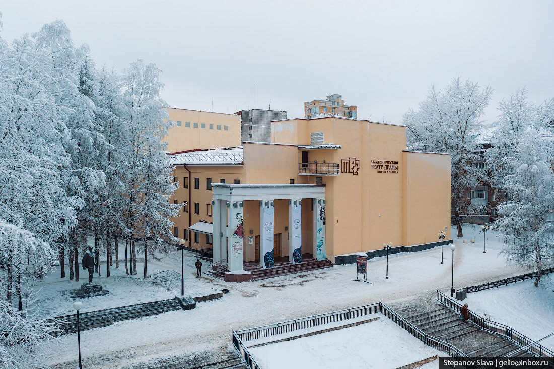 Основанный как КИППТ, в 1931-м он был переименован в Коми государственный драматический театр; сейчас это Академический театр драмы им. Савина. Источник: gelio.livejournal.com