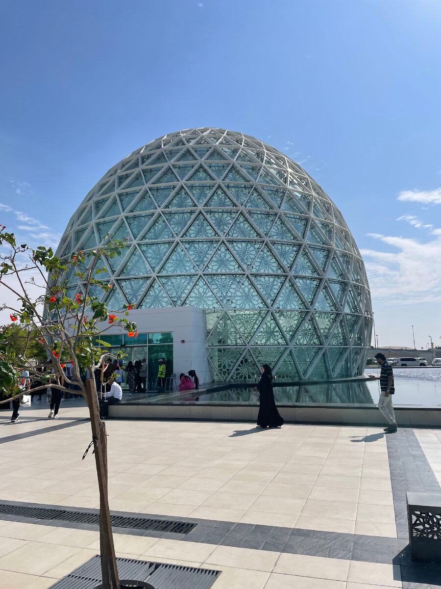 Вход в мечеть с парковки