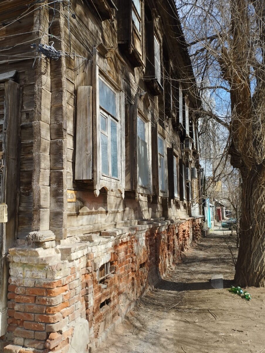 Дом на ул. Рабочая, 11, где на втором этаже в квартире №3 проживала семья старшего сына   Н.Я. Данилевского - Николая Николаевича в 30-40-е гг. прошлого столетия. Автор фото Т.В. Гонсиоровская.