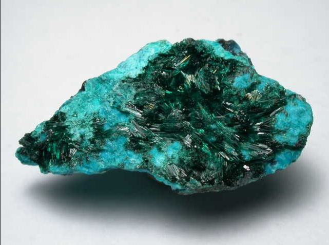 Образец атакамита из Перу. Фото с сайта mindat.org