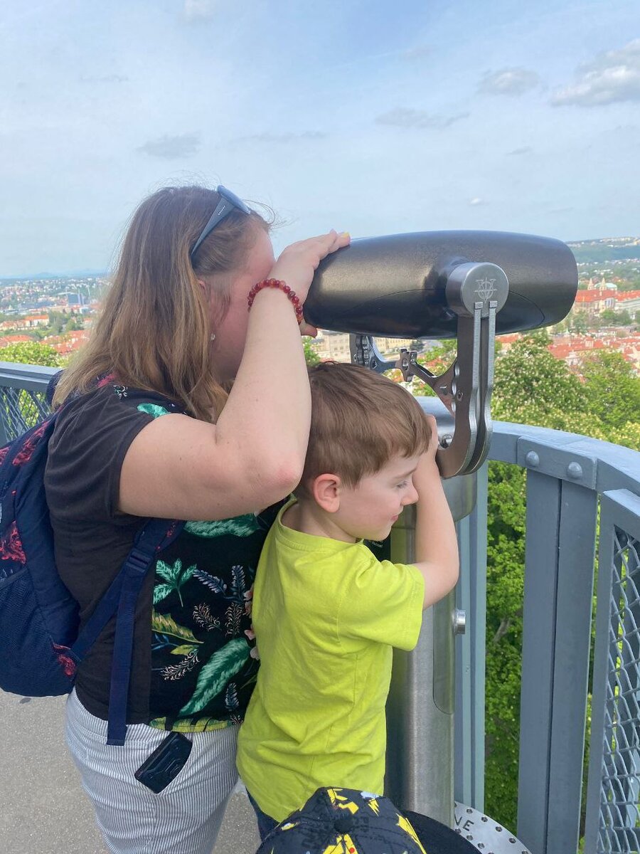 это мы с Вовой смотрим на Прагу с Петршинской башни