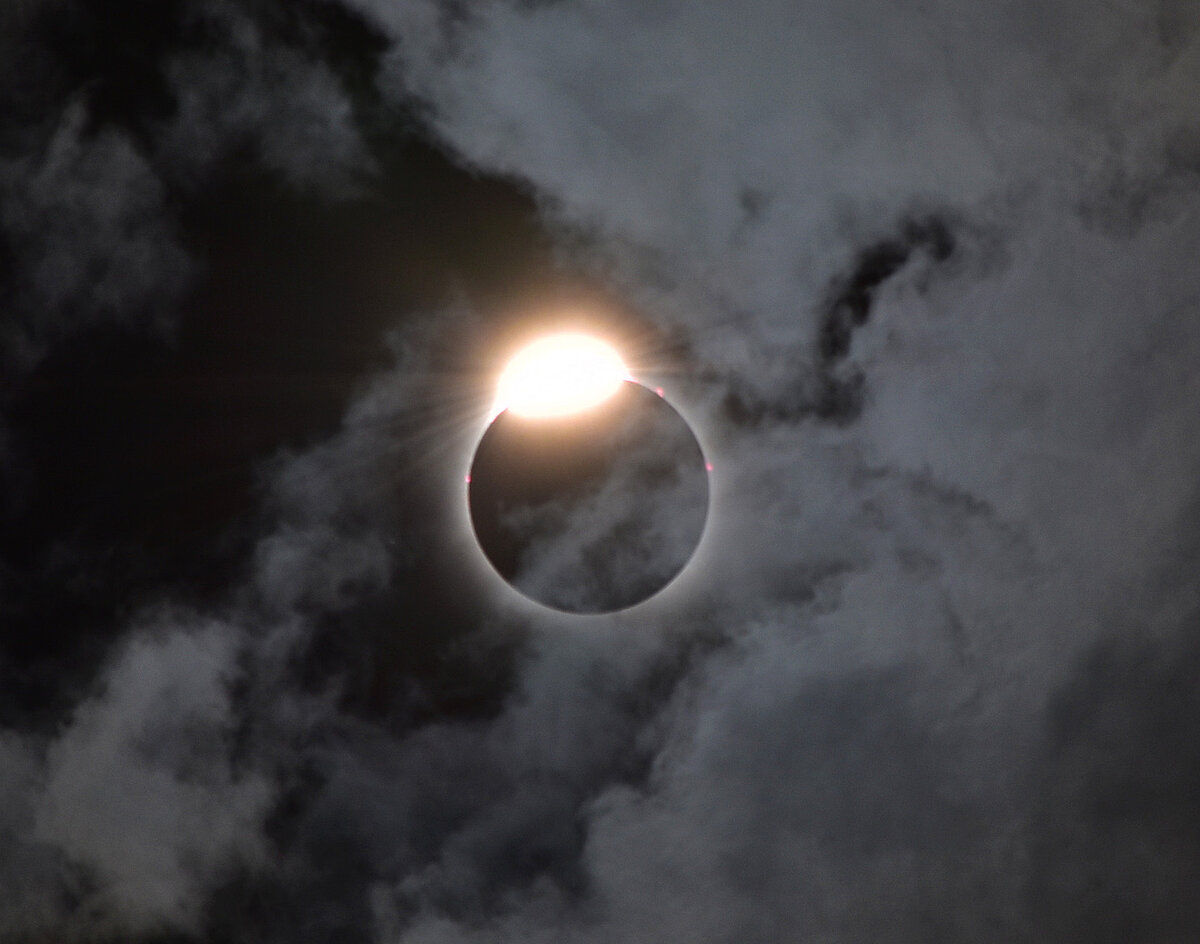 Затмение 8 апреля 2024 года в Юллес, Техас, фото Джона Дартнелла 