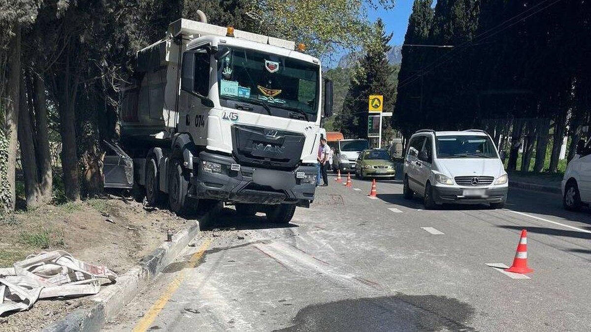 В Крыму грузовик раздавил легковушку с пассажирами и водителем |  RuNews24.ru | Дзен