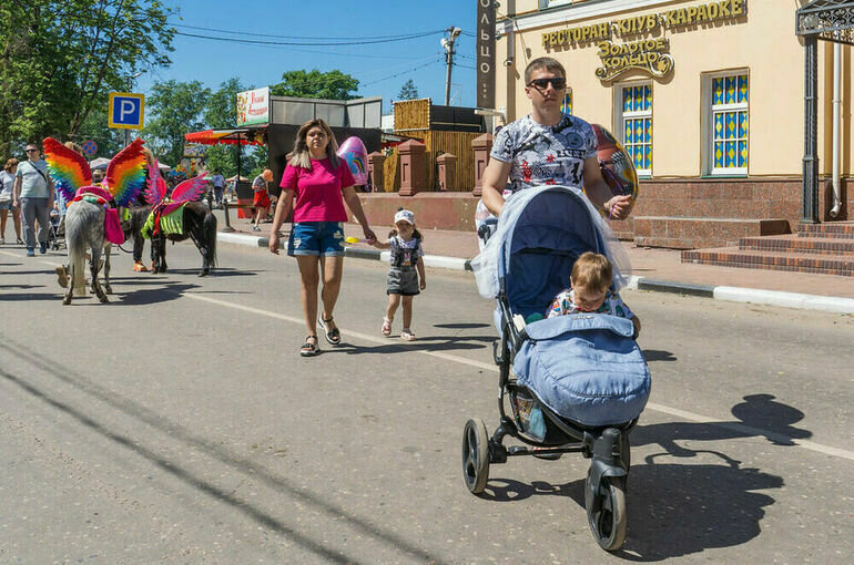 Пособия по уходу за детьми до полутора лет с этого года платят по