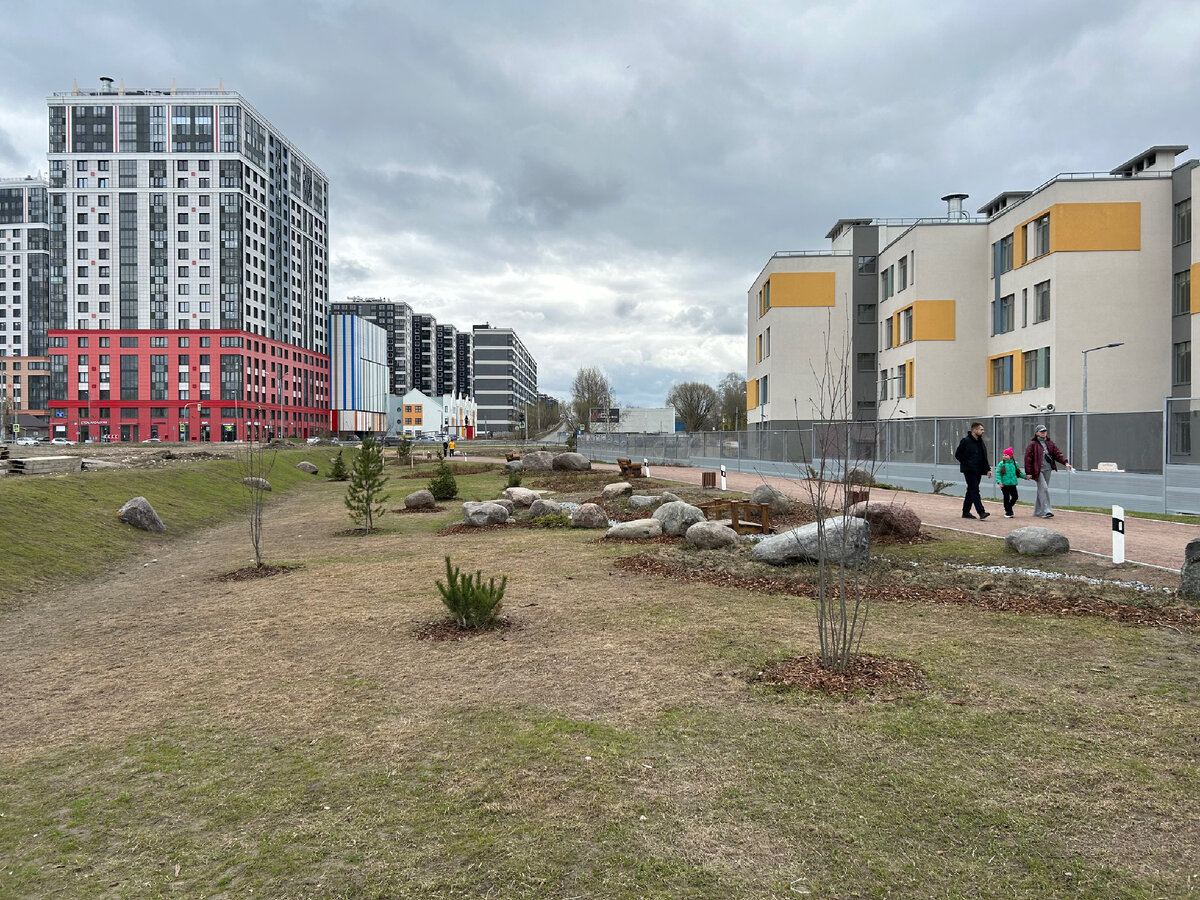 Слева на фото - остатки железнодорожной насыпи, уже почти незаметные посреди нового района.