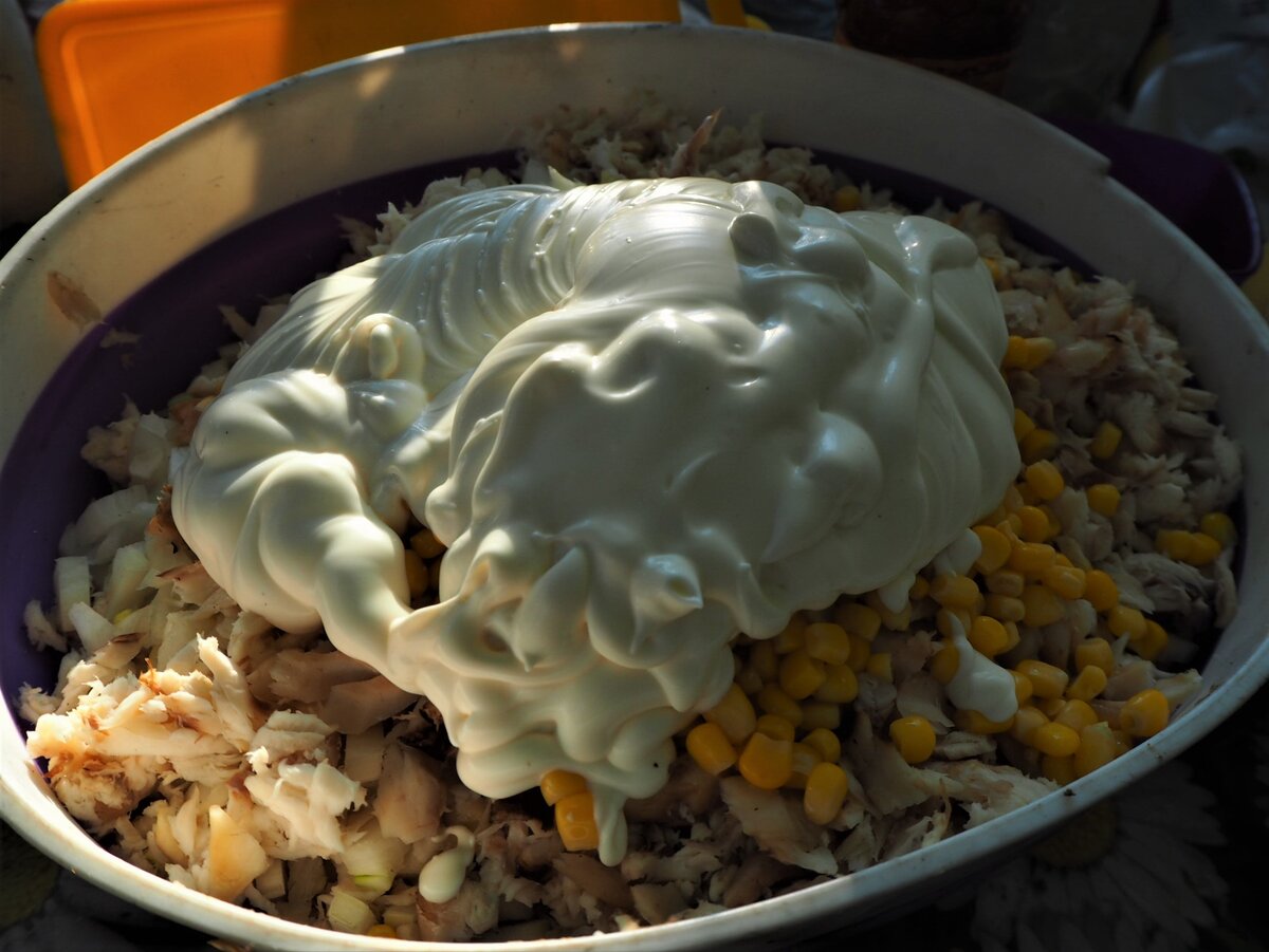 Рыбный салат. Версия с кукурузой