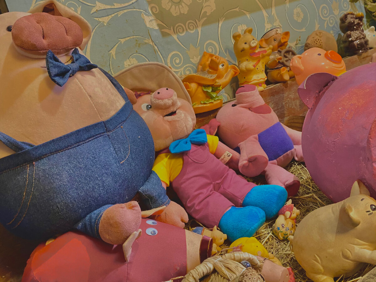 Атларь с разномастными свиньями