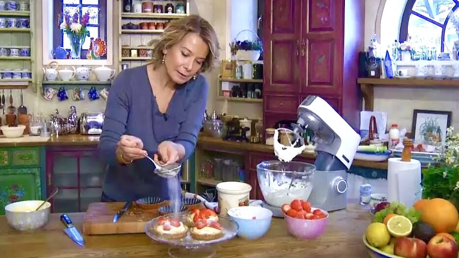  Программа Юлии Высоцкой "Едим дома" начала выходить на канале НТВ в 2003 году, совершив прорыв в области телевизионного кулинарного контента. Многие помнят, что передача подавалась, как домашний уют.