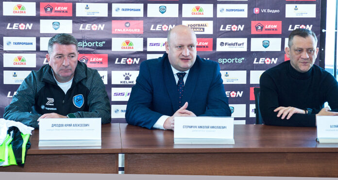 Слева направо-главный тренер команды Юрий Дроздов, директор ПСК «Сахалин2 Николай Стерничук, начальник команды Игорь Беляй. 