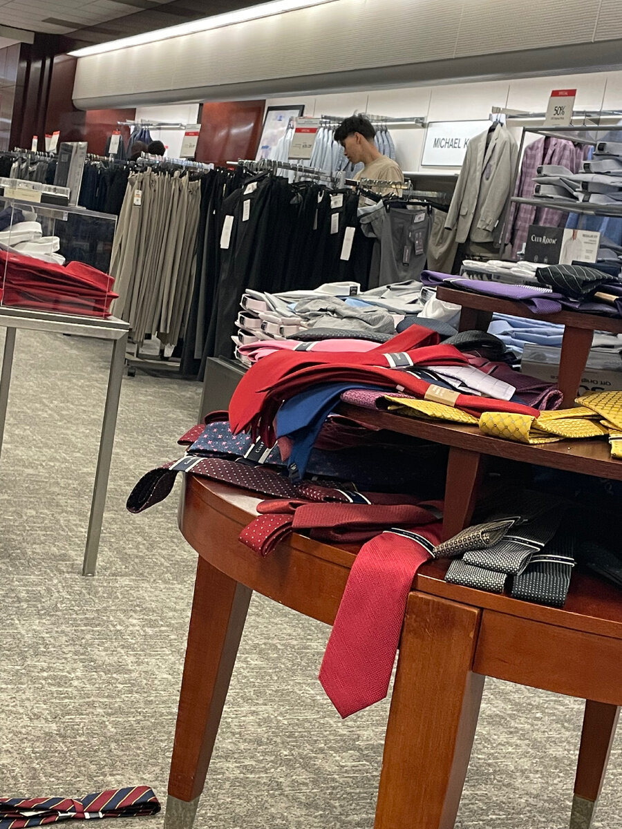 Выбор мужских костюмов и на самом деле не очень широкий, но время поджимает и брать надо однозначно хоть что