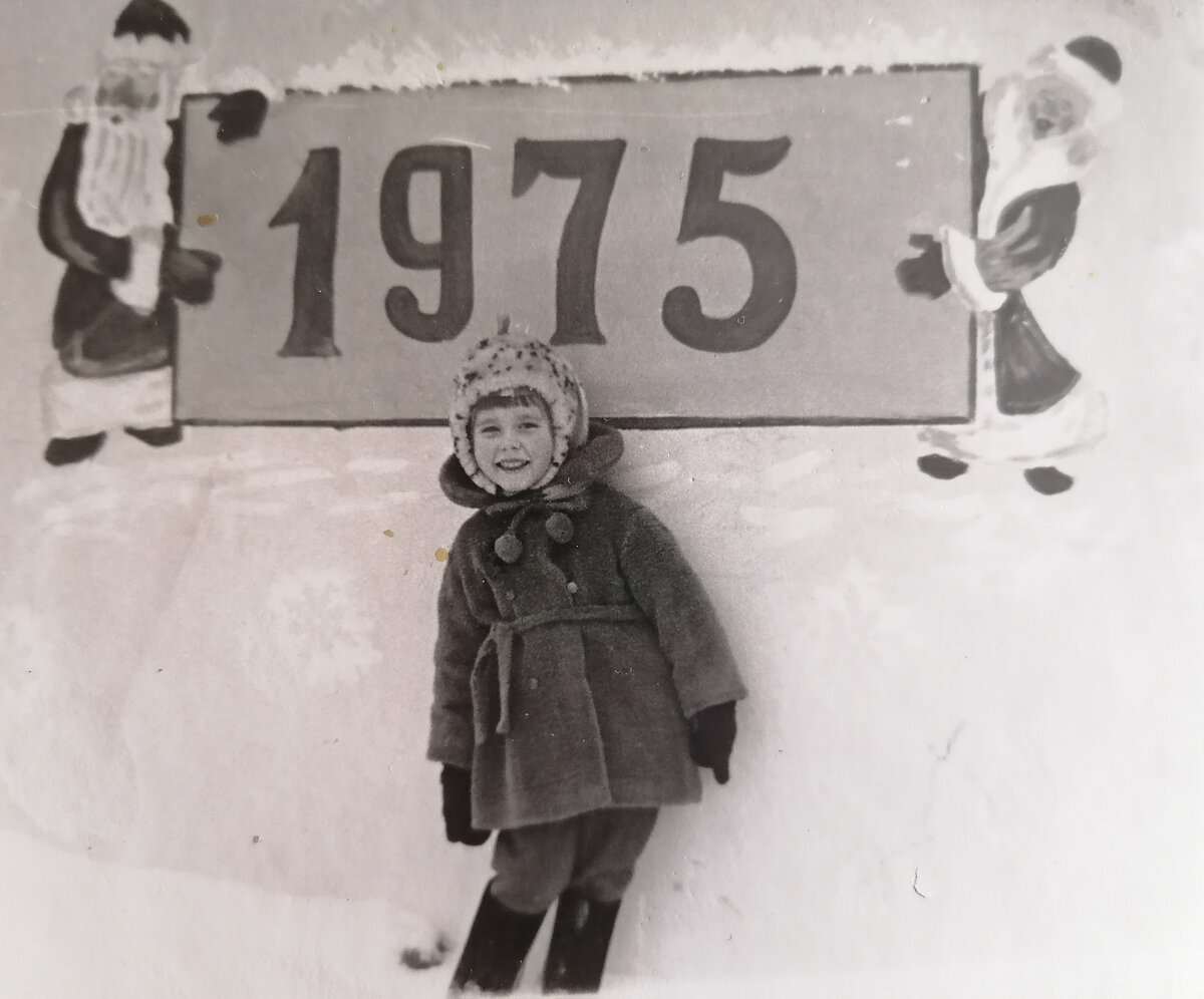 Полвека назад зимой в Сибири носили одежду из натуральной шерсти, шубы и шапки из овчины, валенки из натурального войлока. В 21-м веке зимой у меня легкая курточка Burton, в которой очень жарко, удобные кроссовки Halti и только свитер по-прежнему из шерсти)  