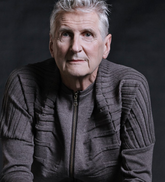 Умный кардиган Vigour для пожилых людей. Фото Дж. Р. Хаммонда с сайта https://www.paulinevandongen.nl/portfolio/vigour/