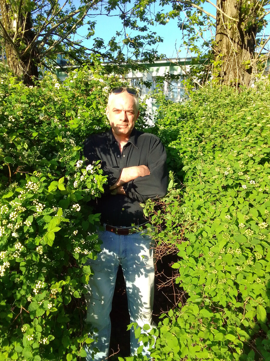 Май 2024г. Двор в Московском районе на улице Ю. Гагарина, где Миша жил в детстве и юности. Сюда он мечтает вернуться.