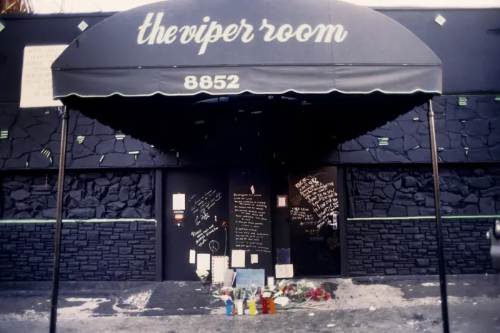 Главный вход клуба The Viper Room с мемориалом от фанатов Ривера Феникса