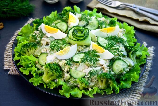 капуста брокколи, огурцы, яйца, орех грецкий, майонез, сметана, сыр твёрдый, листья салата, зелень укропа, соль