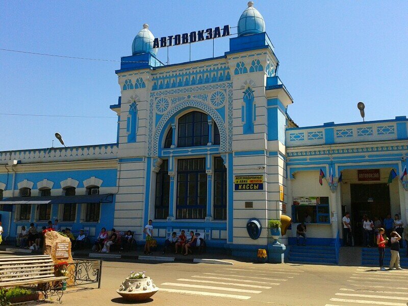 Была в России традиция, строить  вокзалы начальной и конечной станций железной дороги по одному проекту. Так и  произошло с вокзалами Туапсинки в Ставрополе и Туапсе.-2-2