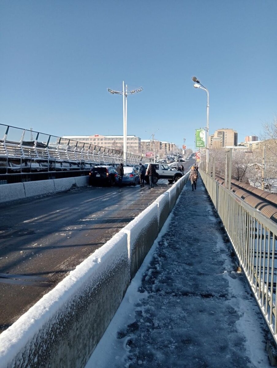 Три машины перегородили дорогу после ДТП на мосту по пр. Советов в Чите |  Lenta75 | Дзен