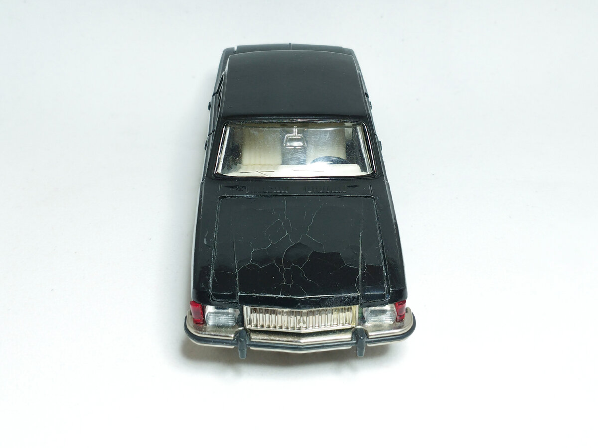 Рис. 2. Модель автомобиля ГАЗ-3102 "Волга" производства ПО Тантал в масштабе 1:43 с "очумевшим" капотом (вид спереди)