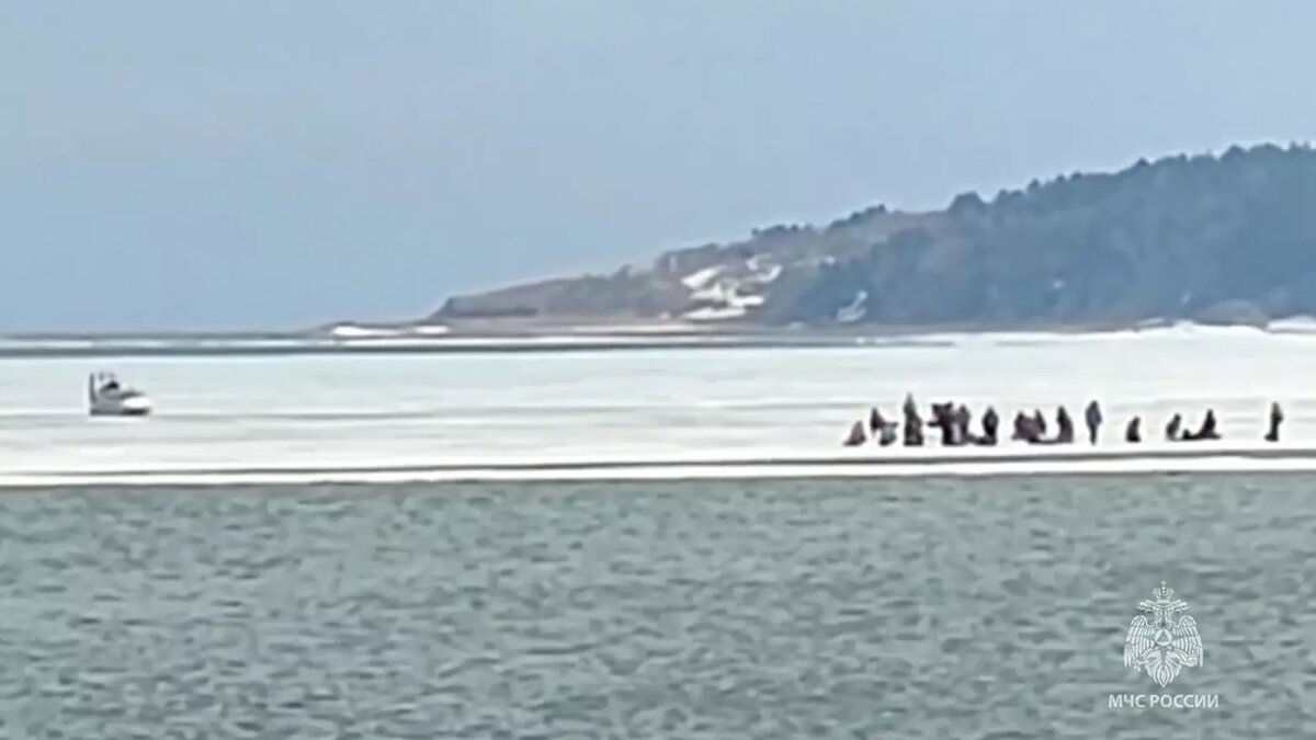     Льдину с людьми оторвало от берега озера Изменчивое в Корсаковском районе на юге острова.