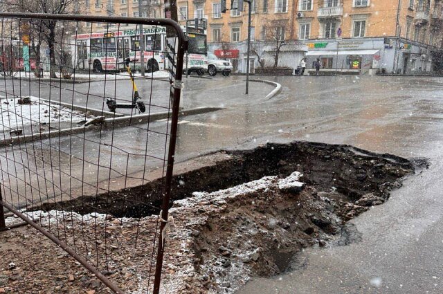    Какой же центр горда и без большой ямы. Фото:  АиФ/ Очевидец