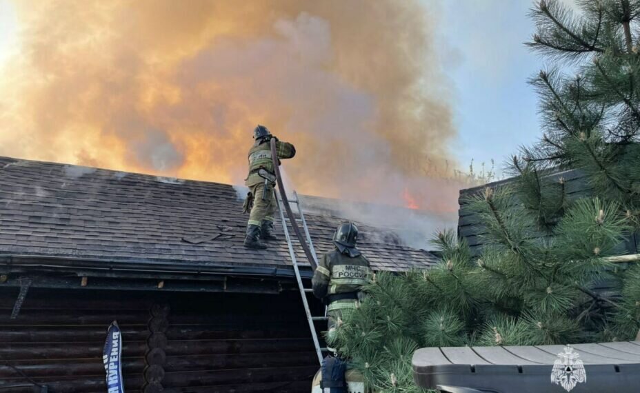    Пожар уничтожил 500 квадратных метров. Фото: Официальный канал ГУ МЧС России по Ростовской области в Телеграм.