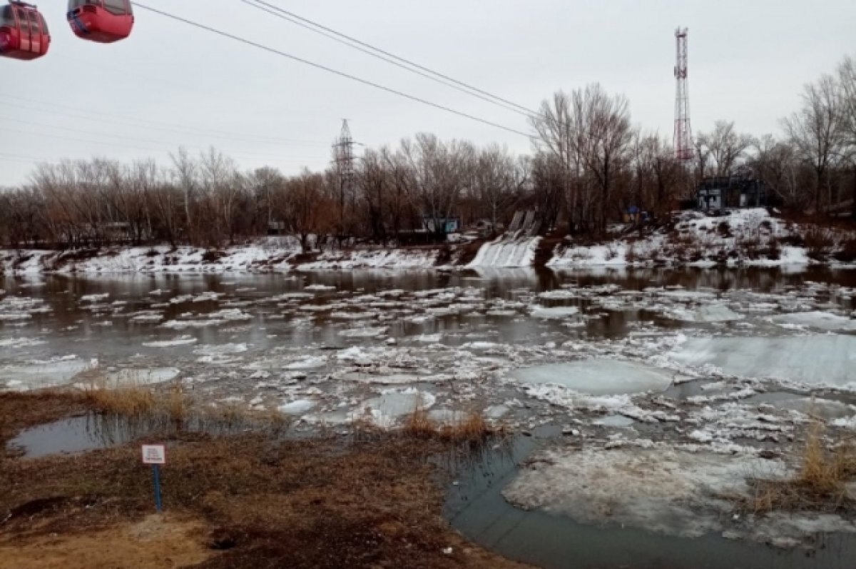    Уровень воды в Урале снизился на 18 сантиметров за сутки.