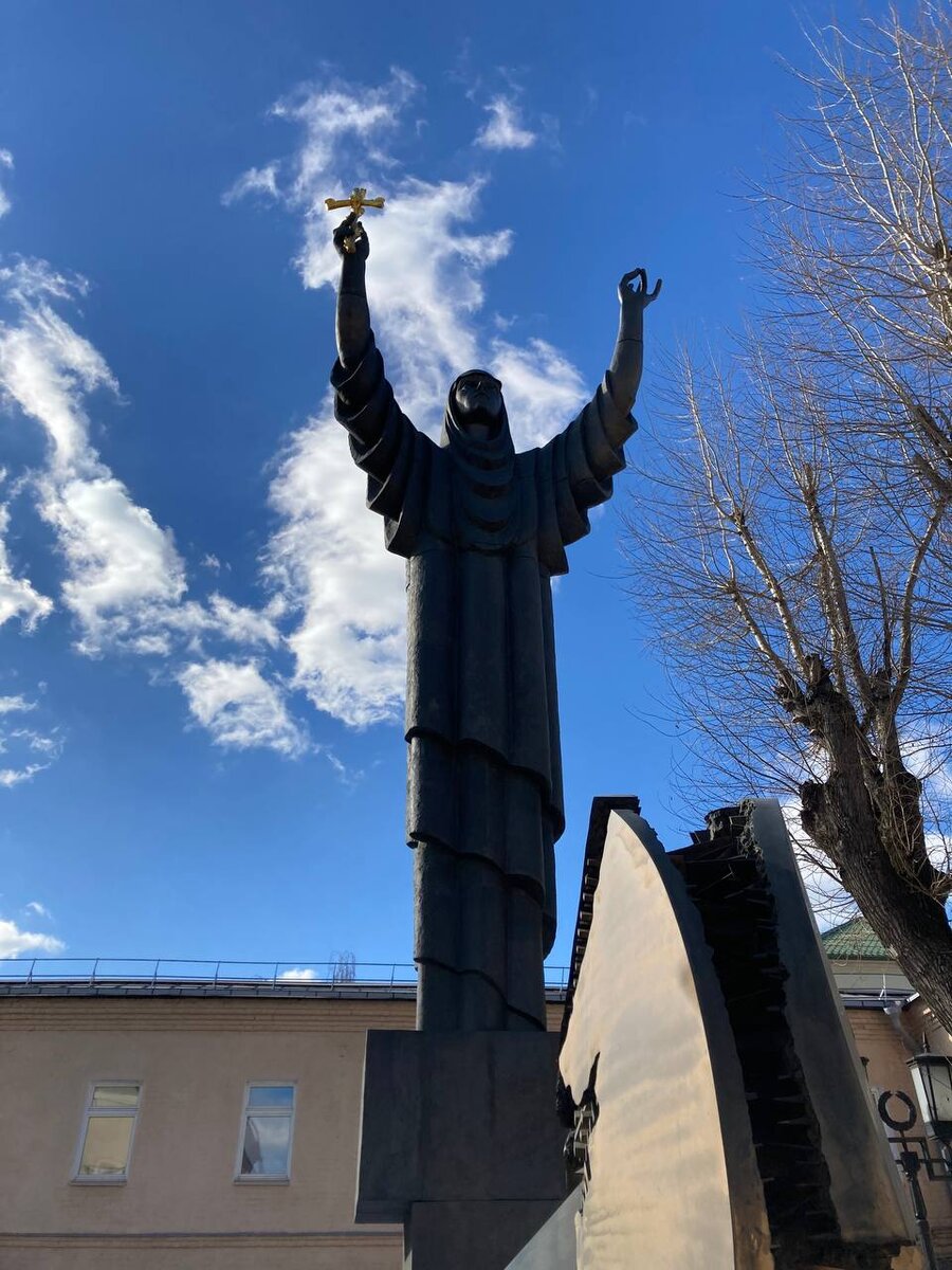 Скульптура у музея 