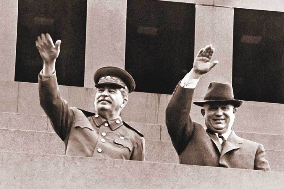    На первомайской демонстрации 1951-го Хрущев стоял на Мавзолее рядом со Сталиным, а в своих воспоминаниях утверждал, что плакал, когда вождь умер. EAST NEWS