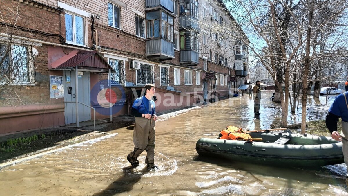 В затопленном жилом доме Оренбурга обрушилась часть стены, жильцов  эвакуируют: онлайн | Урал56.Ру | Оренбург, Орск - главные новости | Дзен