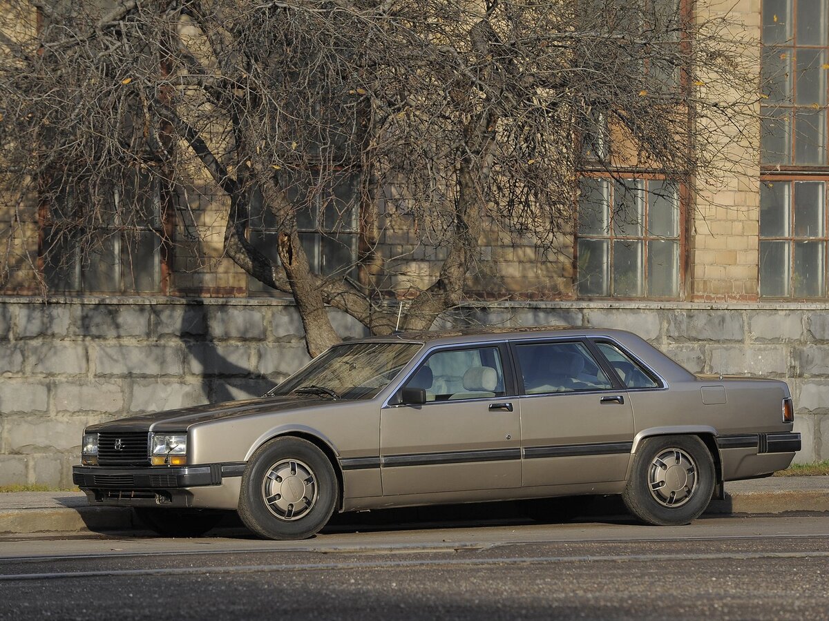    Нынешняя линейка «Аурусов» — далеко не первая попытка изменить дизайн советских правительственных лимузинов. Одной из ранних в конце 1980-х годов стал седан ЗиЛ-4102. Этот автомобиль с передовым, демократичным дизайном должен был прийти на смену устаревающей модели 41041. Он отличался принципиально новым для машин первых лиц государства подходом в проектировании. Вместо рамной конструкции у этого ЗиЛа был несущий кузов, панели крыши и пола, а также капот и крышка багажника изготовлены из стеклопластика, а рессорную заднюю подвеску заменила независимая.