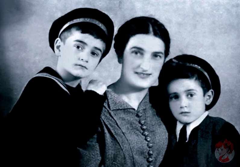 Кахи Кавсадзе с матерью и братом. Источник фото: https://www.novochag.ru