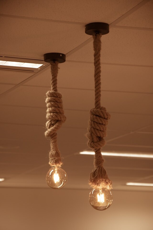 https://unsplash.com/photos/brown-rope-led-light-9mckKB3kBGY?utm_content=creditShareLink&utm_medium=referral&utm_source=unsplash