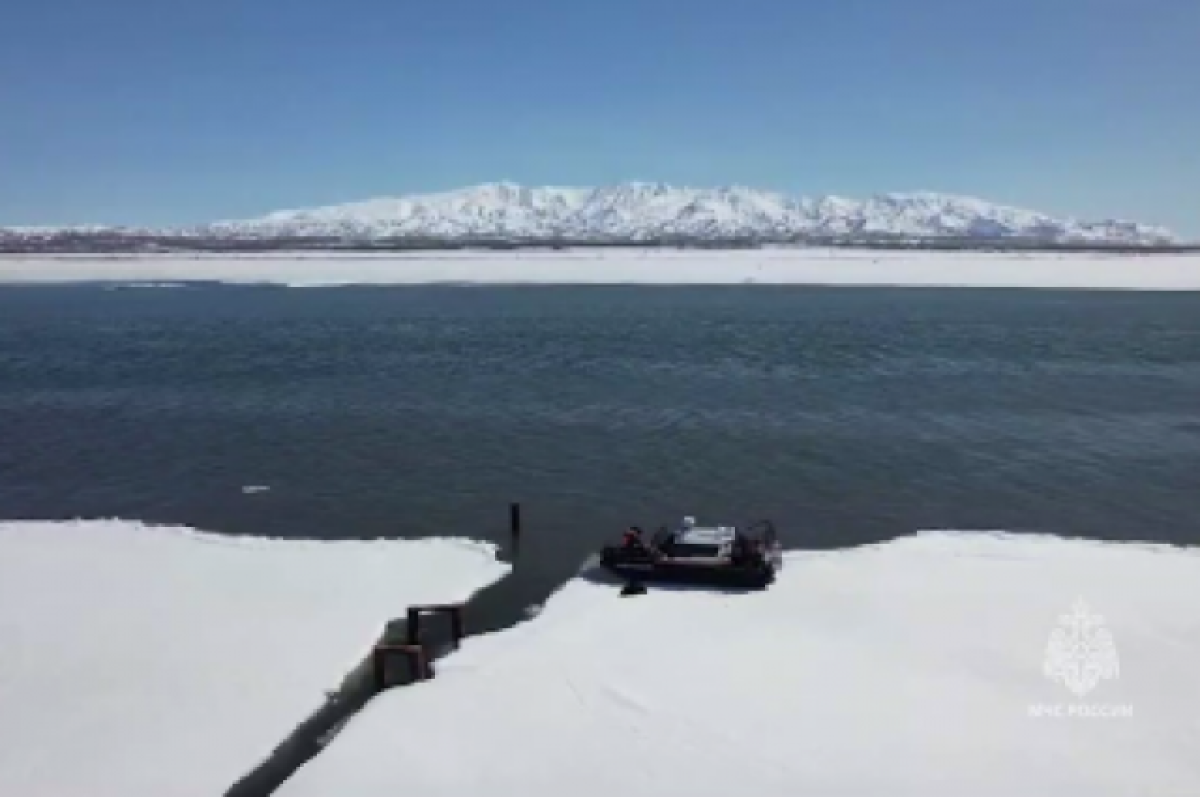    Водолазы искали порывы в системе водопровода в озере на Камчатке