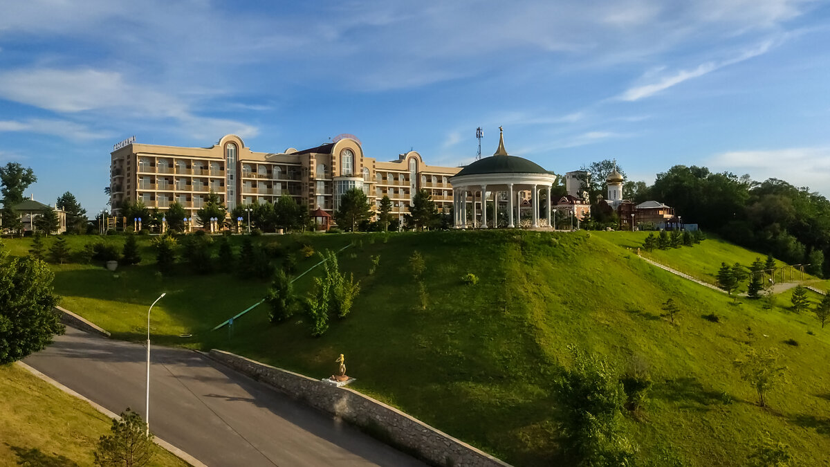 Ривьера Парк ‒ крупнейшая база отдыха в Хабаровском крае. Только я так и не поняла ‒ она находится на территории Заимки Плюснина, или включает в себя территорию Заимки?