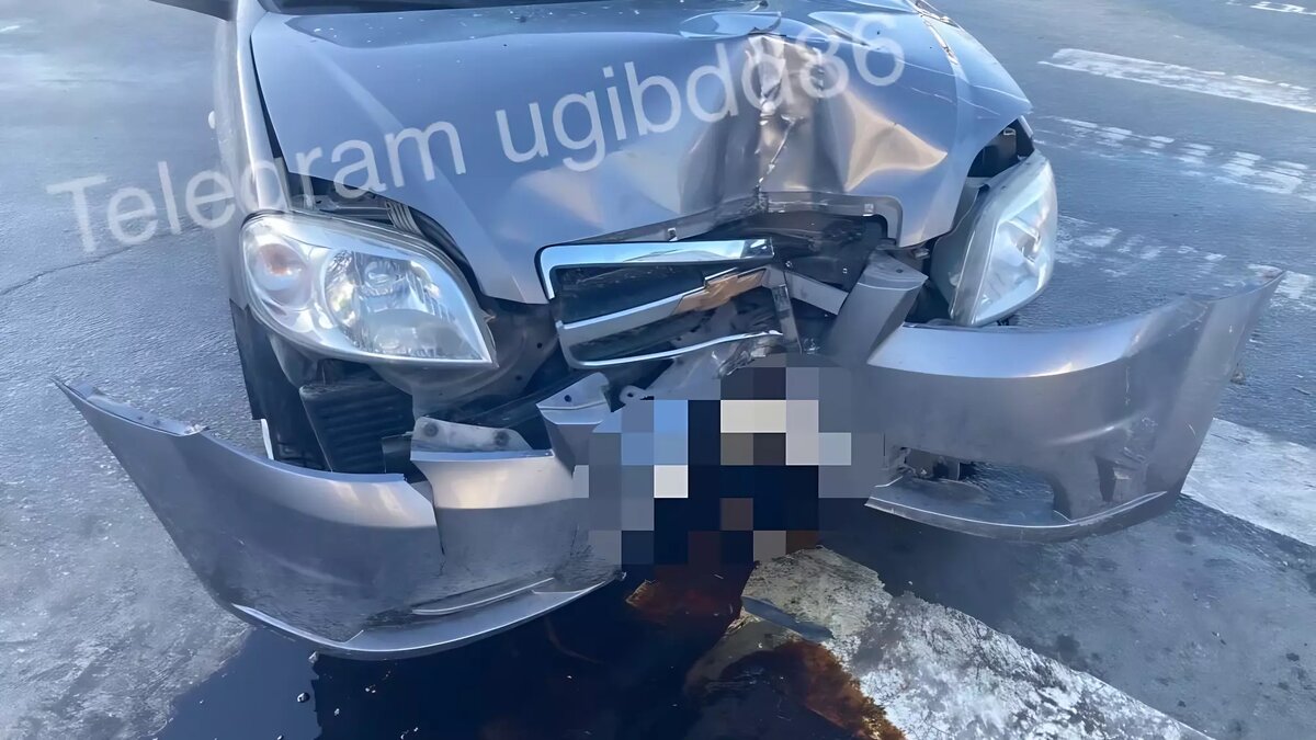     В Нижневартовске три человека пострадали из-за пьяного вождения. Машина разбилась, врезавшись в препятствие.