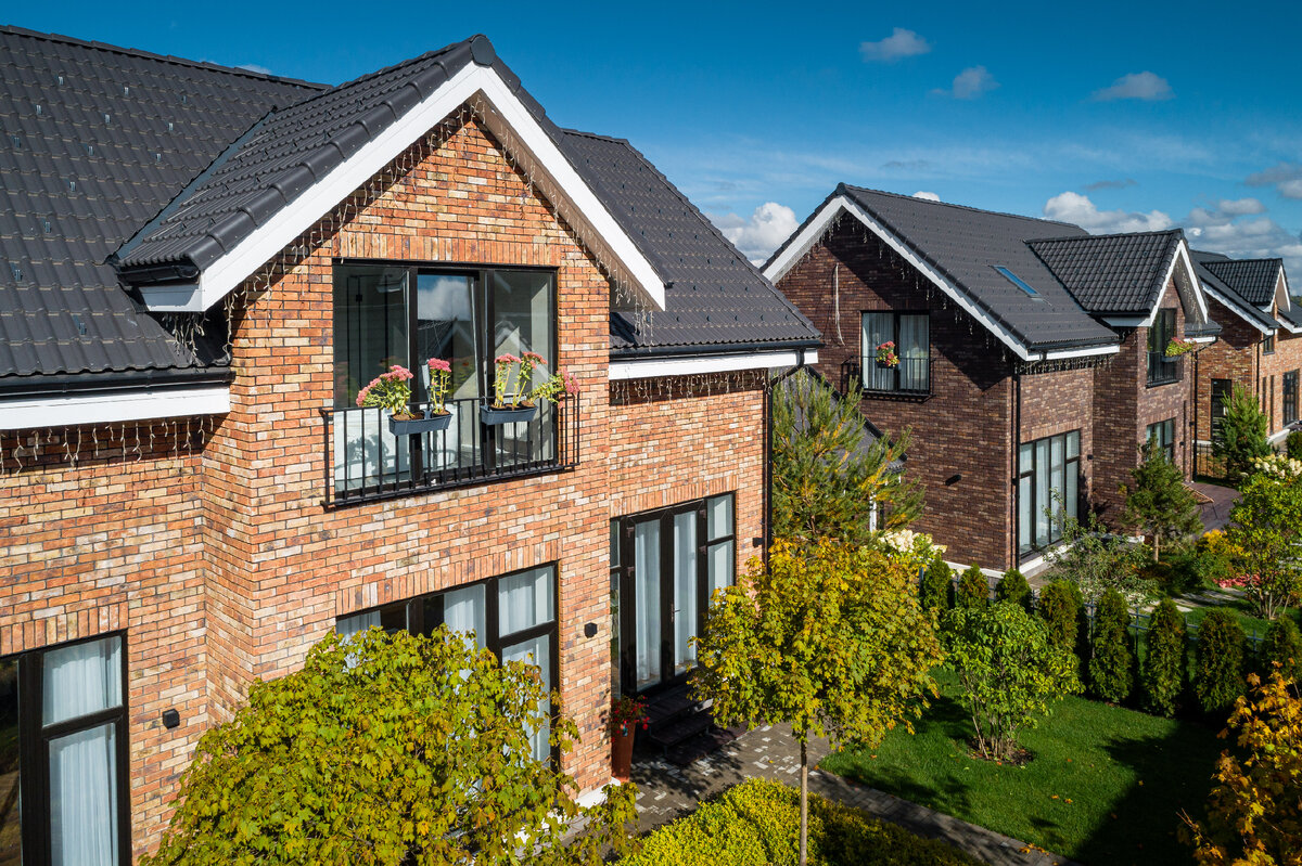 Участки отделяет легкий металлический забор и живая изгородь. 